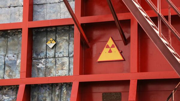 Знаки Радиация на саркофаге с опасными ядерными отходами. Иллюстративное фото - Sputnik Ўзбекистон