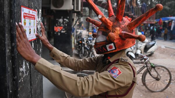  Волонтер гражданской обороны в шлеме Covid-19 в Нью-Дели, Индия - Sputnik Ўзбекистон