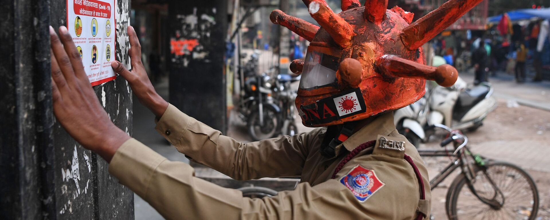  Волонтер гражданской обороны в шлеме Covid-19 в Нью-Дели, Индия - Sputnik Ўзбекистон, 1920, 21.04.2021