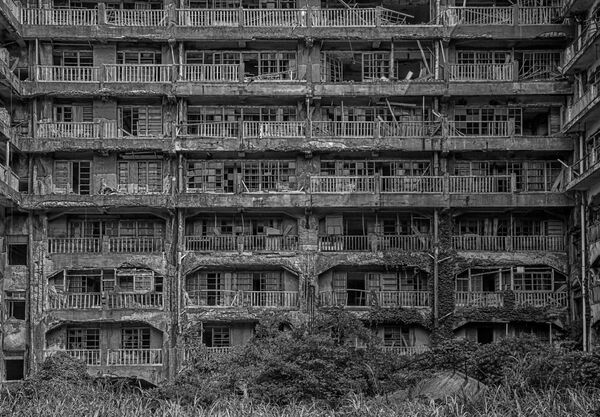 Снимок здания на острове Хасима в Нагасаки фотографа Stefan Lange, ставший финалистом в конкурсе Historic Photographer of the Year 2020 - Sputnik Узбекистан