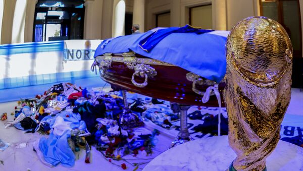 Гроб с телом легенды аргентинского футбола Диего Марадоны во время его поминки в часовне президентского дворца Casa Rosada в Буэнос-Айресе. 26 ноября 2020 года - Sputnik Ўзбекистон