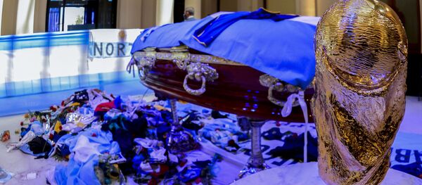 Гроб с телом легенды аргентинского футбола Диего Марадоны во время его поминки в часовне президентского дворца Casa Rosada в Буэнос-Айресе. 26 ноября 2020 года Гроб с телом легенды аргентинского футбола Диего Марадоны во время его поминки в часовне президентского дворца Casa Rosada в Буэнос-Айресе. 26 ноября 2020 года - Sputnik Ўзбекистон