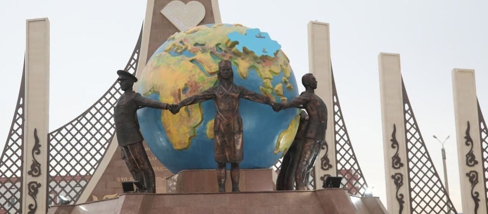 Монумент борцам с коронавирусом появился в Таразе - Sputnik Узбекистан, 1920, 28.11.2020