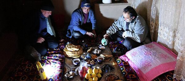 Люди ужинают без света Люди ужинают без света - Sputnik Ўзбекистон