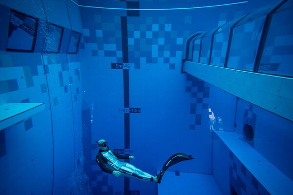 Дайвер виден в самом глубоком бассейне в мире Deepspot в Польше. - Sputnik Узбекистан