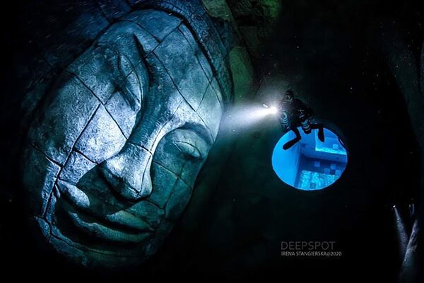 Храм майя в бассейне Deepspot в Польше. - Sputnik Узбекистан