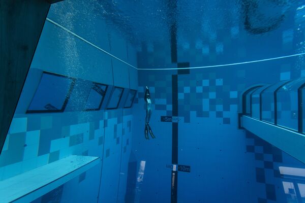Дайвер в самом глубоком бассейне в мире Deepspot в Польше. - Sputnik Узбекистан