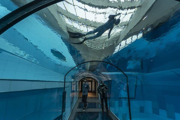 Дайвер в самом глубоком в мире бассейне в польском городе Мщонув - Sputnik Узбекистан