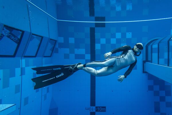 Дайвер в самом глубоком бассейне в мире Deepspot в Польше. - Sputnik Узбекистан