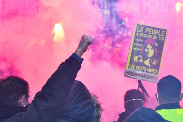 Участники акции недовольства действиями правоохранительных органов в отношении мигрантов и против внесения поправки к закону О национальной безопасности в Париже - Sputnik Узбекистан