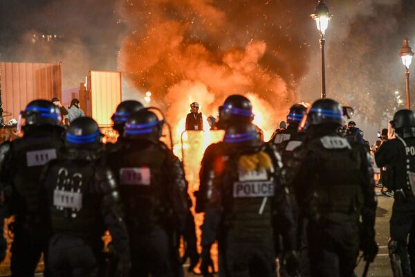 Сотрудники полиции во время акции недовольства действиями правоохранительных органов в отношении мигрантов и против внесения поправки к закону О национальной безопасности в Париже - Sputnik Узбекистан