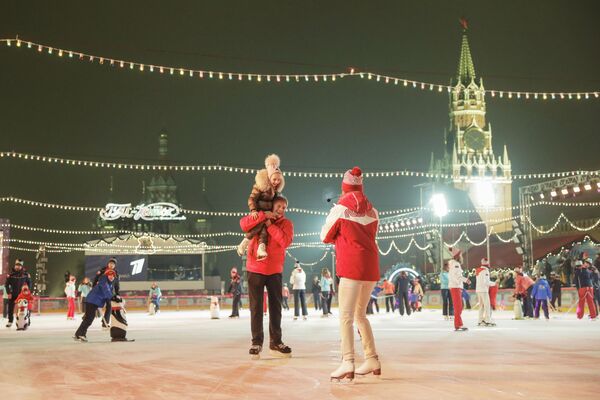 Гости на открытии ГУМ-катка на Красной площади в Москве - Sputnik Узбекистан