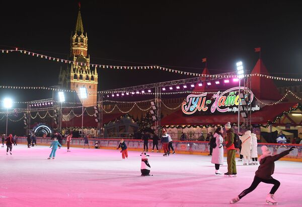 Гости катаются после открытия ГУМ-катка на Красной площади в Москве - Sputnik Узбекистан