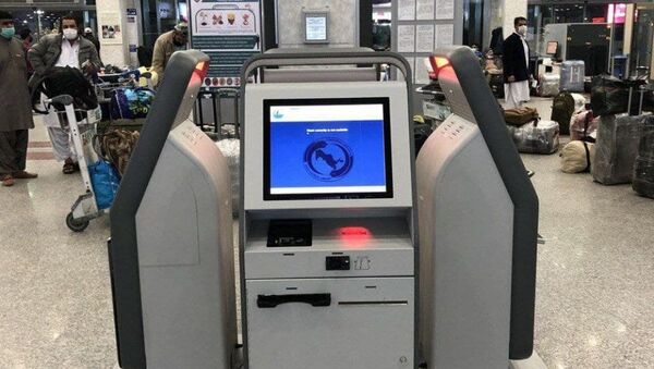 В  аэропорту Ташкента установили киоски для самостоятельной регистрации - Sputnik Узбекистан