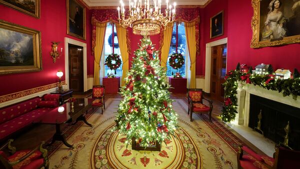 Красная комната в рождественских декорациях в Белом доме - Sputnik Узбекистан