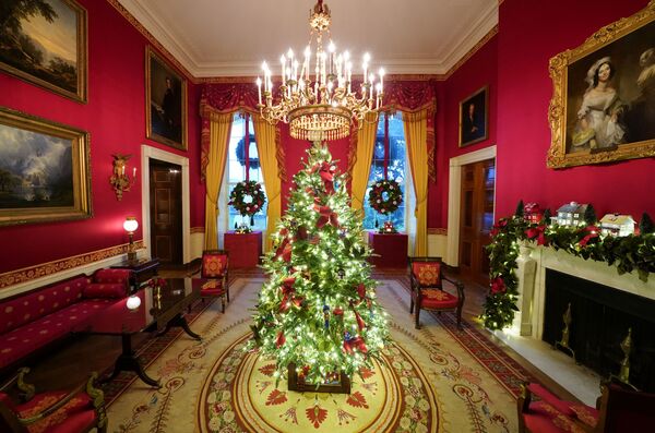Красная комната в рождественских декорациях в Белом доме - Sputnik Узбекистан