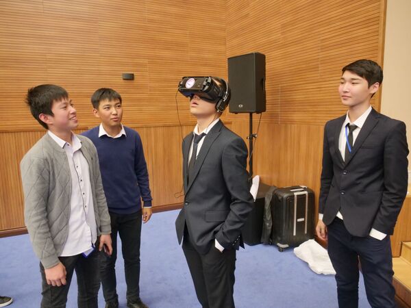 Киргизские школьники участвуют в Днях виртуальной и дополненной реальности в Бишкеке. - Sputnik Узбекистан