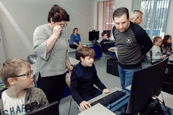 Школьники изучают язык  программирования С# по цифровому учебнику Кибер Книга - Sputnik Узбекистан