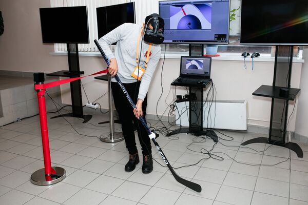 Участник чемпионата мира по композитам Сomposite battle vr играет в виртуальный хоккей.  - Sputnik Узбекистан