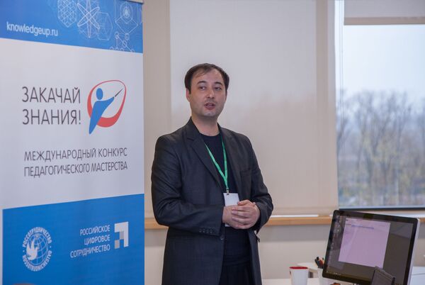 Равшан Сафаров из Таджикистана выступает на конкурсе Закачай знания - Sputnik Узбекистан