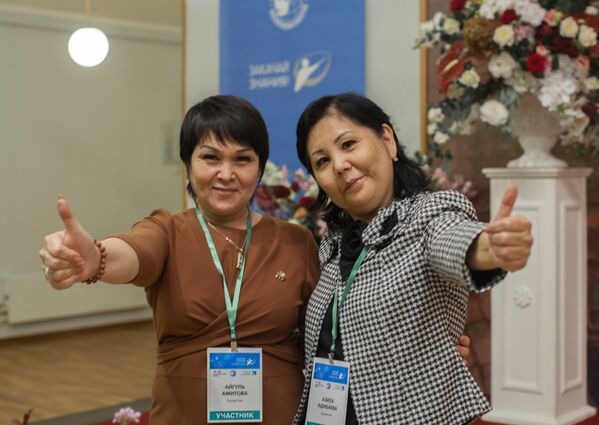 На фото Адилбаева Азиза и Айгуль Амитова из Казахстана на международном конкурсе Закачай знания! - Sputnik Узбекистан