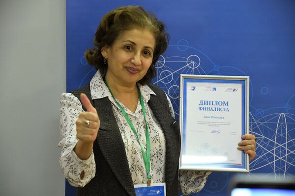 Айна Ильясова из Туркменистана выступает на конкурсе Закачай знания.   - Sputnik Узбекистан