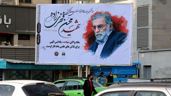 Автомобили проезжают мимо плаката с изображением ученого-ядерщика Мохсена Фахризаде в Тегеране, Иран - Sputnik Ўзбекистон