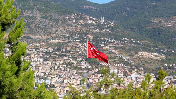 Флаг Турции на фоне курорта - Sputnik Ўзбекистон