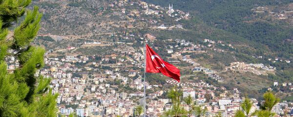 Флаг Турции на фоне курорта - Sputnik Узбекистан