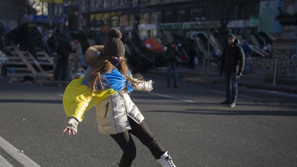Девушка играет с мячом на улице Крещатик в Киеве - Sputnik Узбекистан