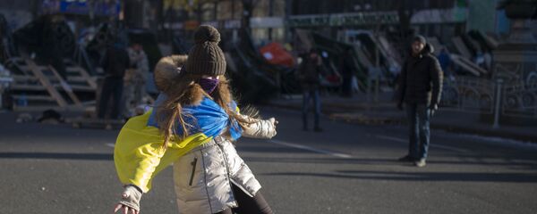 Девушка играет с мячом на улице Крещатик в Киеве Девушка играет с мячом на улице Крещатик в Киеве - Sputnik Узбекистан