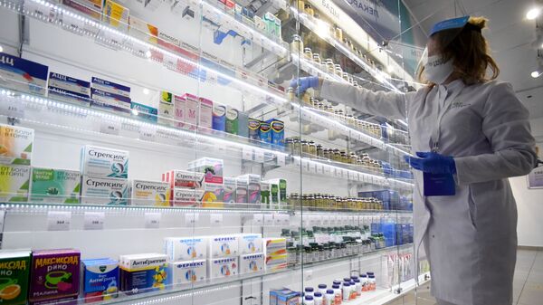 Фармацевт в аптеке. Иллюстративное фото - Sputnik Узбекистан