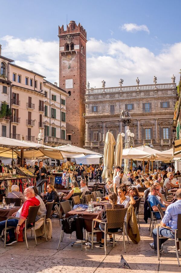 Уличный ресторан в Италии,  которая стала обладателем звания World's Leading Culinary Destination 2020 - Sputnik Ўзбекистон