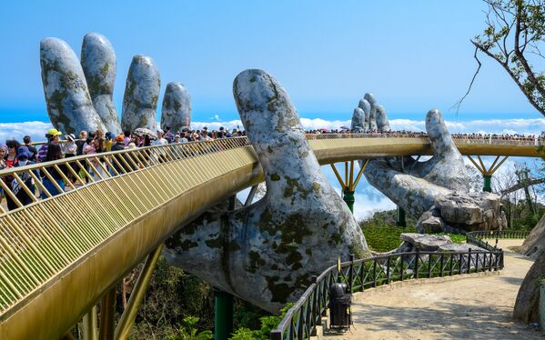 Золотой мост во Вьетнаме, ставший обладателем звания World's Leading Iconic Tourist Bridge 2020 - Sputnik Ўзбекистон