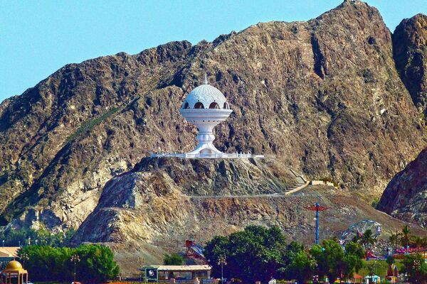 Ogromnaya kurilnitsa v Maskate v Omane, stavshiy obladatelem zvaniya World's Leading Nature Destination 2020 - Sputnik O‘zbekiston