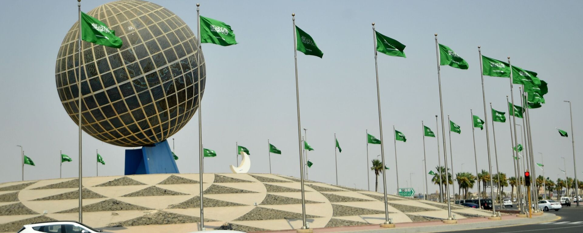 Флаги Саудовской Аравии на одной из улиц города Джидда - Sputnik Узбекистан, 1920, 29.06.2021