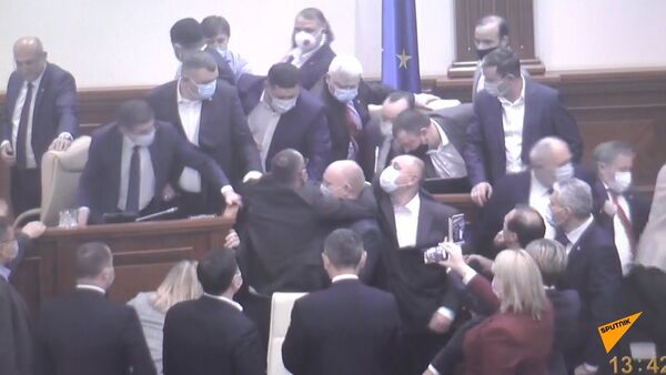 Потасовка в парламенте республики Молдова - Sputnik Узбекистан
