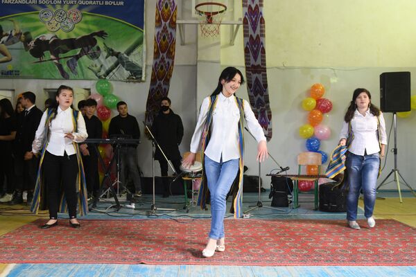 К нам приехал зоопарк: детей-инвалидов навестили пушистые гости — видео - Sputnik Узбекистан