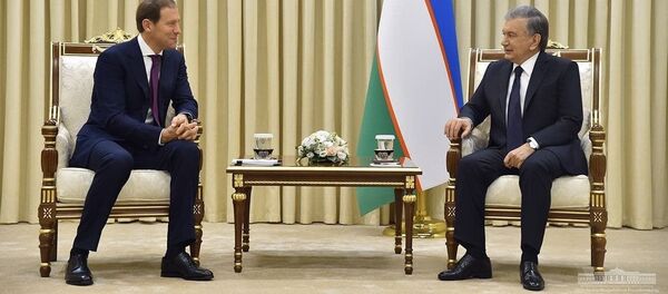 Шавкат Мирзиёев принял российскую делегацию во главе с министром промышленности и торговли РФ Денисом Мантуровым. Шавкат Мирзиёев принял российскую делегацию во главе с министром промышленности и торговли РФ Денисом Мантуровым. - Sputnik Ўзбекистон