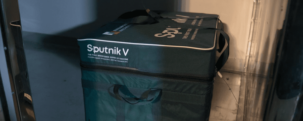 Денис Мантуров лично доставил в столицу Республики образцы вакцины от COVID-19 Cпутник V. - Sputnik Узбекистан