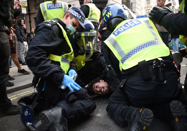 Лондон, коронавирус пандемияда қўйилган чеклов чораларига қарши намойишчиларни ҳибсга олиш пайтида полиция - Sputnik Ўзбекистон