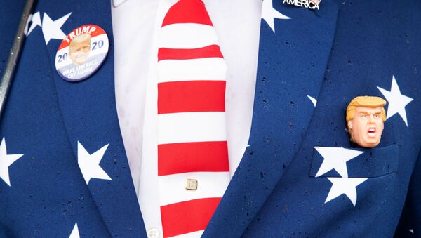  Значки на костюме в цветах государственного флага США сторонника президента США Дональда Трампа. Архивное фото. - Sputnik Узбекистан