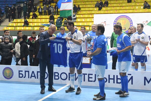 Равшан Ирматов вновь вышел на поле и забил два гола чемпионам Азии — видео - Sputnik Узбекистан