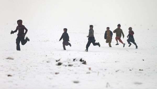 Afganskie malchiki igrayut vo vremya snegopada v Kabule - Sputnik O‘zbekiston