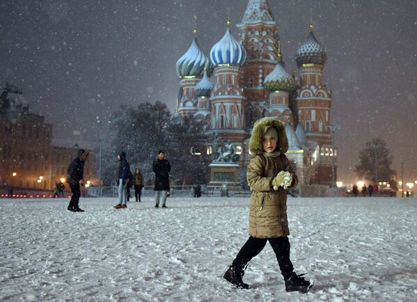 Прохожие во время снегопада на Красной площади в Москве - Sputnik Ўзбекистон