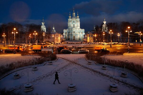 Площадь у Смольного собора после снегопада в Санкт-Петербурге, Россия - Sputnik Ўзбекистон
