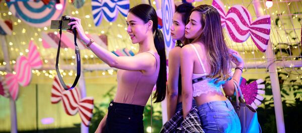 Девушки позируют у рождественского туннеля в Бангкоке  - Sputnik Узбекистан
