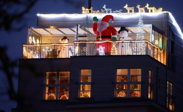 Рождественские декорации на крыше дома в Берлине  - Sputnik Узбекистан