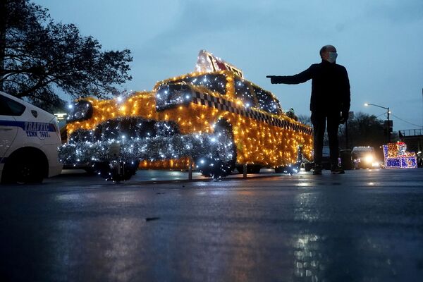 Такси из рождественских огоньков в Нью-Йорке - Sputnik Узбекистан