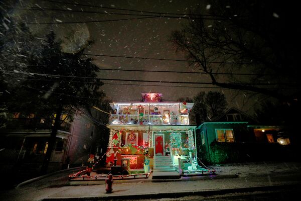 Дом в рождественских декорациях во время снегопада в США  - Sputnik Узбекистан